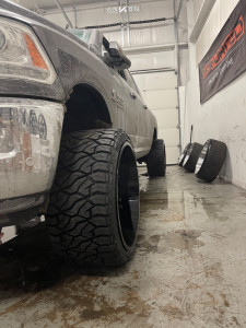 2016 Ram 2500 - 24x14 -81mm - ARKON OFF-ROAD DaVinci - Stock Suspension - 33" x 12.5"